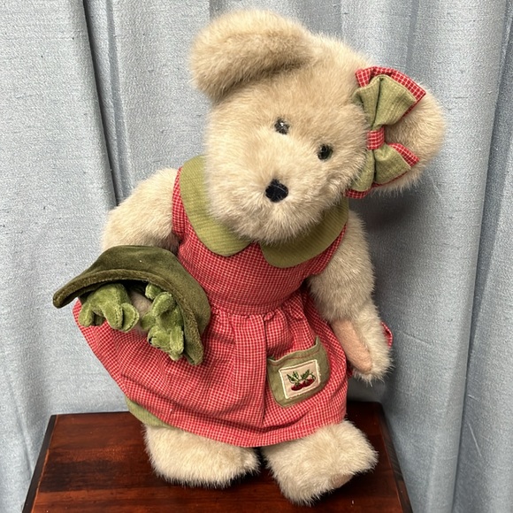 Boyds Bears Momma McVeggie & The Sweetpeas Plush Bear with Babies in Pea Pod - Picture 3 of 16